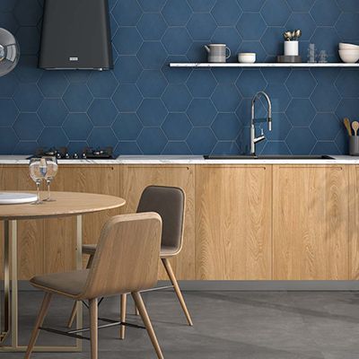 Zeshoekige wandtegels in de keuken, hier in blauw - Te koop bij Top Tegel 04 in West Vlaanderen. Gelegen tussen Ieper en Menen