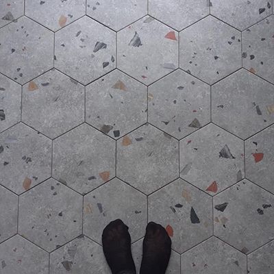 Hexagone tegels in granito look met felle kleuren.