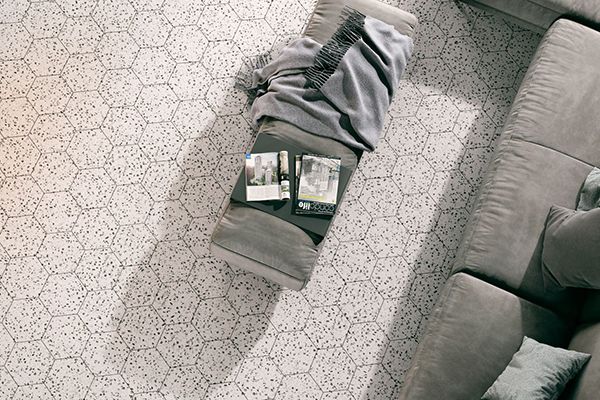 Woonkamer met wit beige zeshoekige tegels.