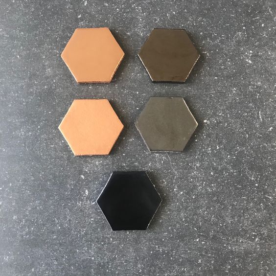 Keramische hexagonale wandtegels in goud tinten, formaat 10x11cm.