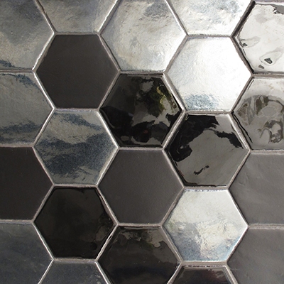 Spatwand in de keuken met hexagonale wandtegels in metallic look 10x11cm