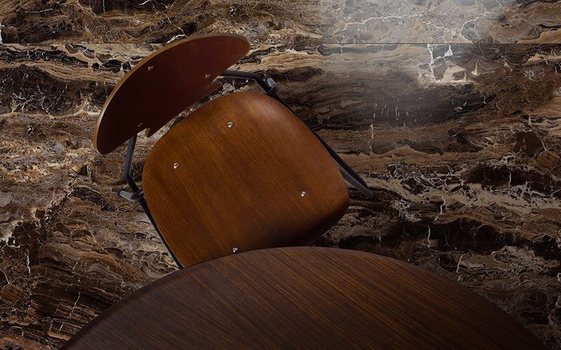 Bruine keramische marmer imitatie in grote XXL tegels