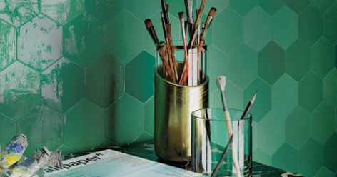 Groene hexagonale kleine tegeltjes met veel kleur nuance te koop bij Top Tegel 04 in Geluveld