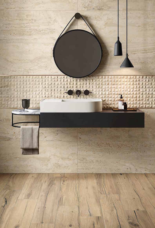 Badkamer met aan de wand keramische travertin copie in combinatie met keramische parket