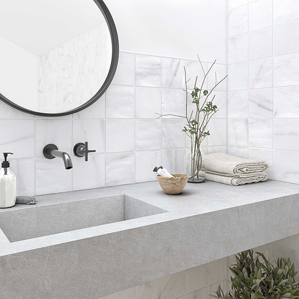 Badkamer met Carrara wandtegels in 10x10cm