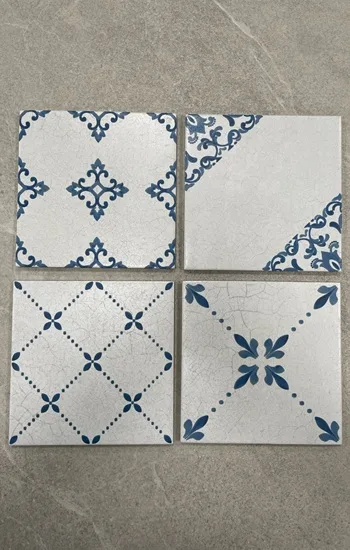 Delft blauwe patroontegels 20x20cm in 4 verschillende decors. Kom langs naar onze showroom in West Vlaanderen en ontdek deze authentieke blauw witte tegeltjes zelf.