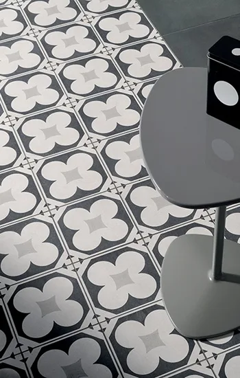 Fioranese Cementine Black and White 20x20 cm te koop bij Top Tegel 04 in West-Vlaanderen. Zwart-witte keramische patroontegels met klassieke cementlook voor vloer of wand in hal, keuken of badkamer. Ontdek de collectie in onze toonzaal in Ieper.