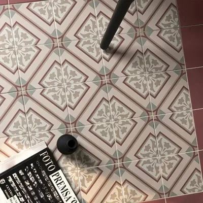 Patroontegels 15x15 cm in klassiek geometrisch motief, gecombineerd met effen bijpassende tegels voor boord of tegeltapijt. Ideaal voor een karaktervolle vloer in hal, keuken of badkamer.