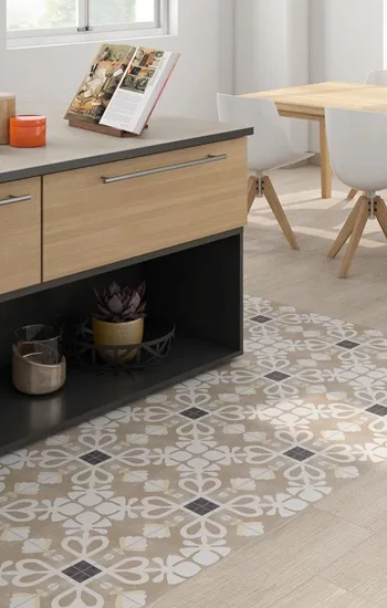 Pamesa Art patroontegels gecombineerd met keramisch parket voor een stijlvol en tijdloos tegeltapijt. Ideaal voor inkomhal, keuken of leefruimte en geschikt voor vloer en wand. Ontdek de collectie in onze toonzaal in Ieper.