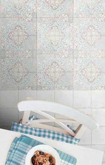 Patroontegels 15x15 in zachte pastelkleuren met bijhorende effen tegels om een stijlvol tegeltapijt te creëren. Geschikt voor vloer en wand in keuken, badkamer of inkomhal. Ontdek de collectie in onze toonzaal in West Vlaanderen.