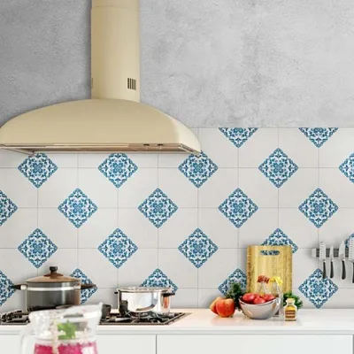 Keramische patroontegels in Delfts blauw 20x20 cm met klassiek motief en tijdloze uitstraling. Geschikt voor vloer en wand in keuken, badkamer of inkomhal. Ontdek de collectie in onze toonzaal in Ieper, West Vlaanderen.