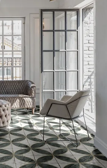 Deze patroontegels in donker groen met goudaccenten geven je interieur een luxe jaren 30 uitstraling. Ideaal voor vloer of wand in inkomhal, badkamer of toilet en perfect voor een stijlvolle, karaktervolle afwerking. Ontdek ze in onze toonzaal in West Vlaanderen.