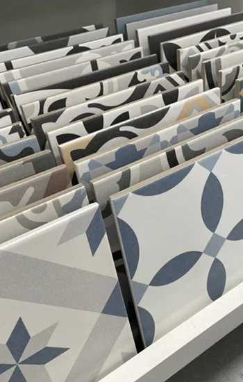 Moodboard met Revoir Paris La Madeleine patroontegels 20x20 cm gecombineerd met Atelier wandtegels van Revoir Paris. Decoratieve cementtegel-look vloer met zachte, effen wandtegels voor een harmonieus geheel in badkamer, keuken of inkomhal. Te ontdekken bij Top Tegel 04 in Ieper.