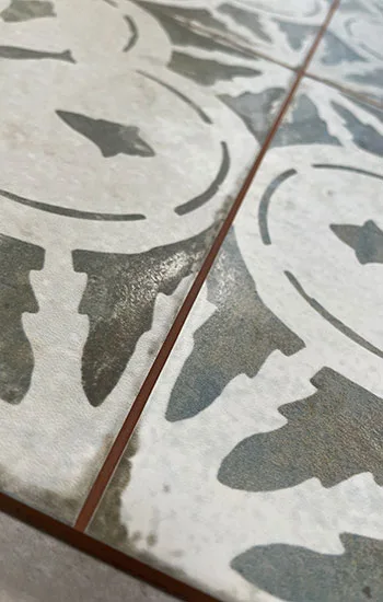 Voorgelijnde tegels van Peronda FS te koop bij Top Tegel 04 in West-Vlaanderen. Keramische tegels met ingesneden lijnen die na het voegen ogen als kleine tegeltjes. Ideaal voor een retro vloer of wand met karakter, onderhoudsvriendelijk en duurzaam. Ontdek de collectie in onze toonzaal.