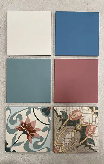 Klassieke patroontegels 15x15 cm met bijpassende effen tegels voor een stijlvol tegeltapijt of sierboord. Ideaal voor hal, keuken of badkamer met een authentieke uitstraling. Ontdek de verschillende decors en combinatiemogelijkheden bij Top Tegel 04 in West-Vlaanderen.