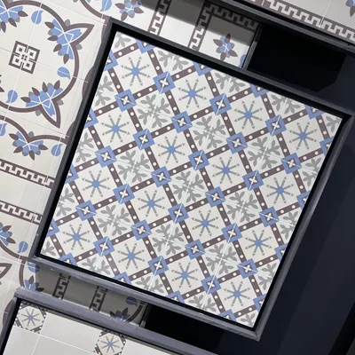 Revoir Paris Bel Histoire 15x15 cm patroontegels met klassiek geïnspireerde motieven en tijdloze uitstraling. Perfect voor vloer of wand in keuken, badkamer of inkomhal. Ontdek de volledige collectie in onze toonzaal in Ieper.