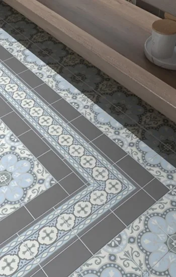 Revoir Paris Bel Histoire Jacques 15x15 cm met bijpassende hoeken en boorden voor een perfect afgewerkt tegeltapijt. Ideaal voor vloer in inkomhal, keuken of badkamer. Ontdek de collectie in onze toonzaal in Ieper.