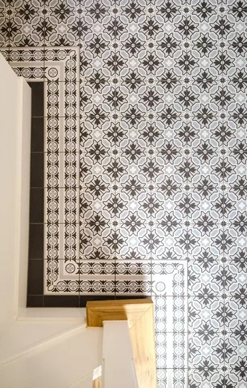 Revoir Paris La Madeleine Emile 20x20 cm patroontegels geplaatst als tegel­tapijt met bijpassende boord in een gang. Keramische cementtegel-look vloertegel met klassiek geometrisch patroon, ideaal voor inkomhal of halvloer met karakter. Te bekijken bij Top Tegel 04 in Ieper.