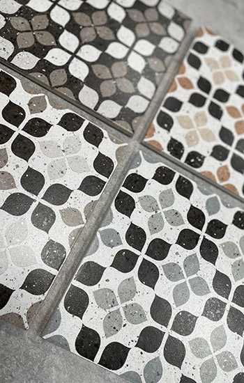Terrazzo patroontegels op vloer en wand voor een speels en stijlvol geheel. Keramische tegels met karakter, ideaal voor badkamer, keuken of inkomhal. Ontdek de collectie in onze toonzaal in Ieper.