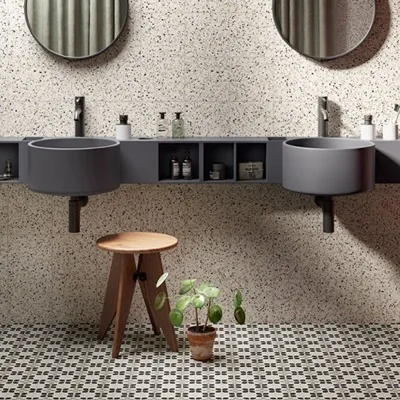 Terrazzo patroontegels op vloer en wand voor een speels en stijlvol geheel. Keramische tegels met karakter, ideaal voor badkamer, keuken of inkomhal. Ontdek de collectie in onze toonzaal in Ieper.