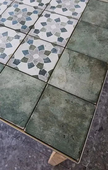 Keramische tegels met verweerde uitstraling, verkrijgbaar in effen en patroon. Ideaal om te combineren voor een harmonieus geheel of een stijlvol tegeltapijt in keuken, badkamer of inkomhal. Ontdek de collectie in onze toonzaal in Ieper.