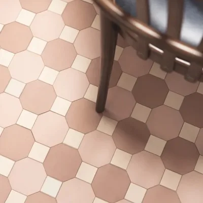 Octogonale Winckelmans tegels in warme roze en beige tinten met klassiek klein vierkant tussenstuk. Tijdloos geometrisch patroon voor hal, badkamer of keuken. Duurzame, door-en-door gekleurde keramische tegels met authentieke uitstraling.