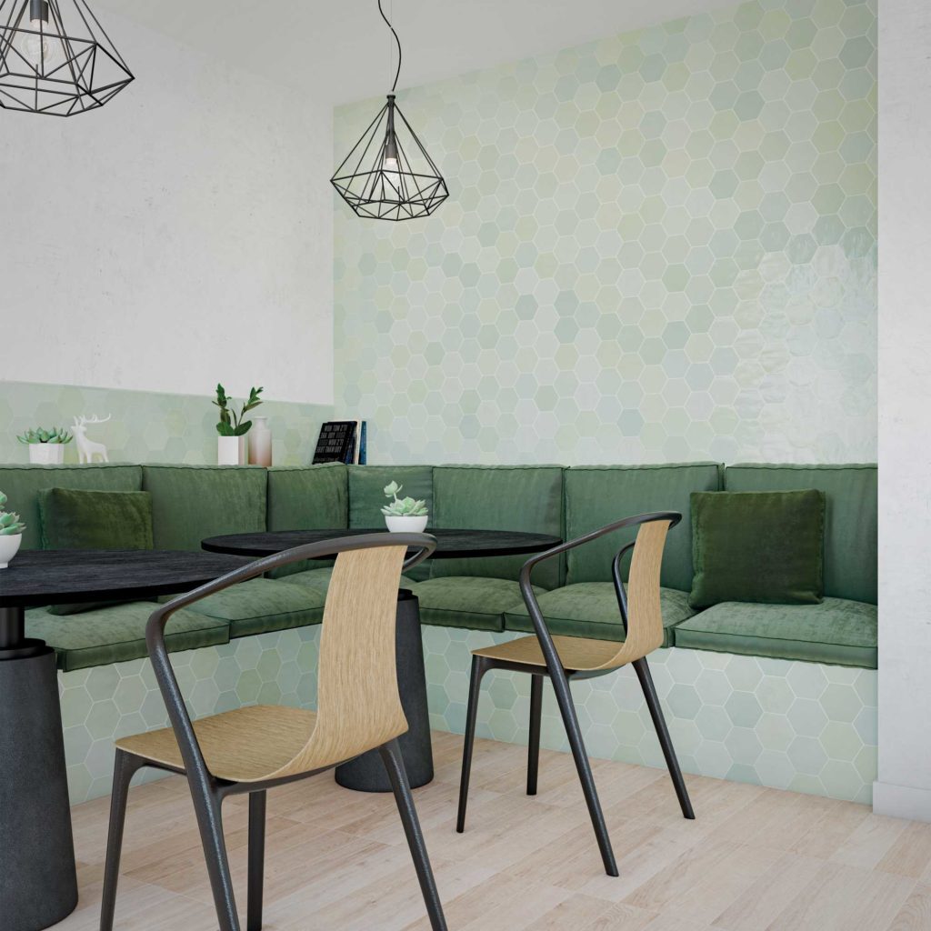 Woonkamer met keramische hexagonale wandtegels in munt.