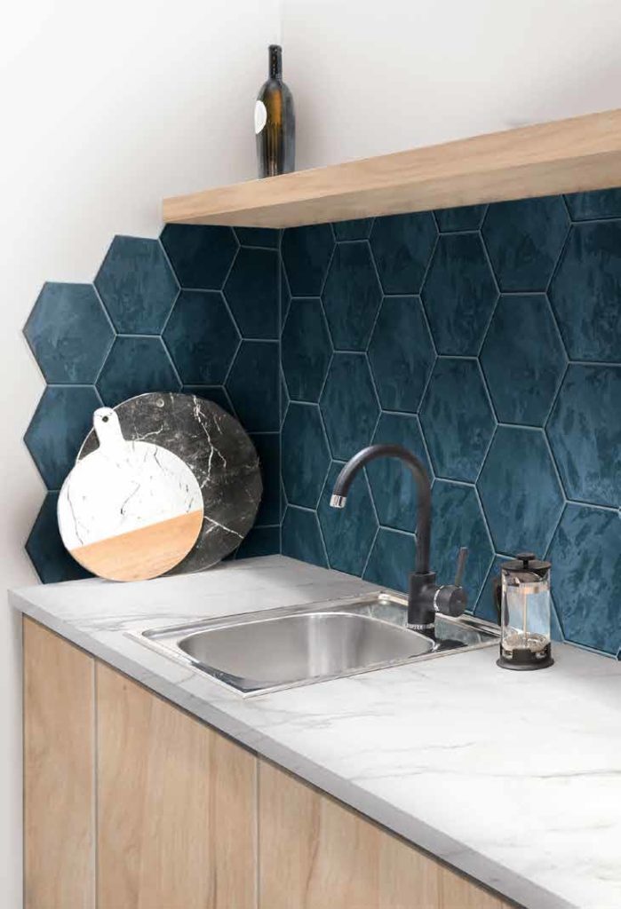 Spatwand in de keuken met blauwe hexagon wandtegels te koop bij Top Tegel 04 in West Vlaanderen.