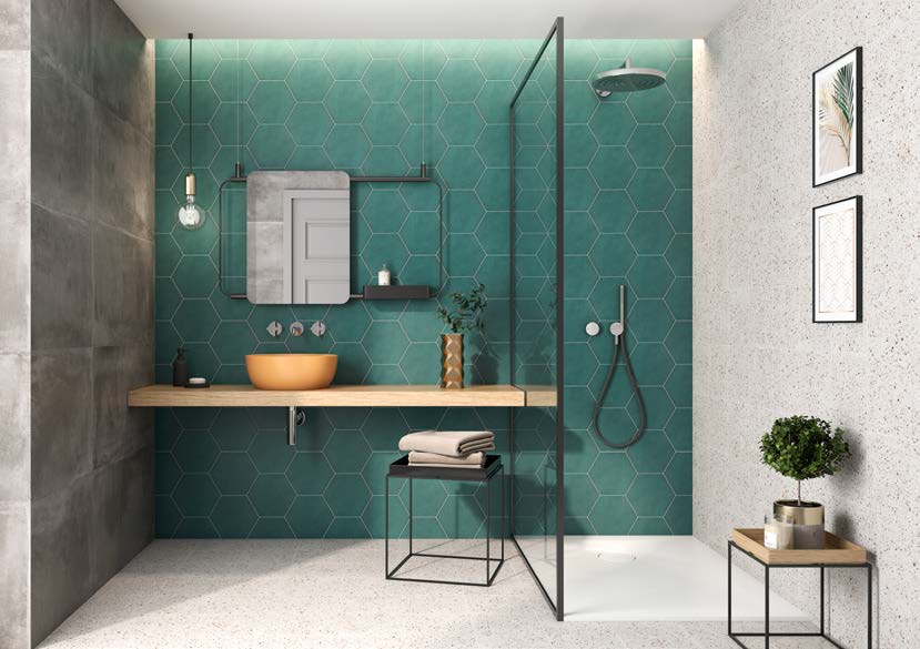 inloop douche met groene hexagon tegels in combinatie met granito tegels.