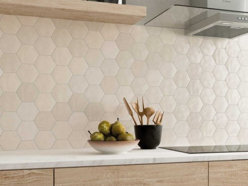 Spatwand in de keuken met beige creme zeshoekige wandtegels.