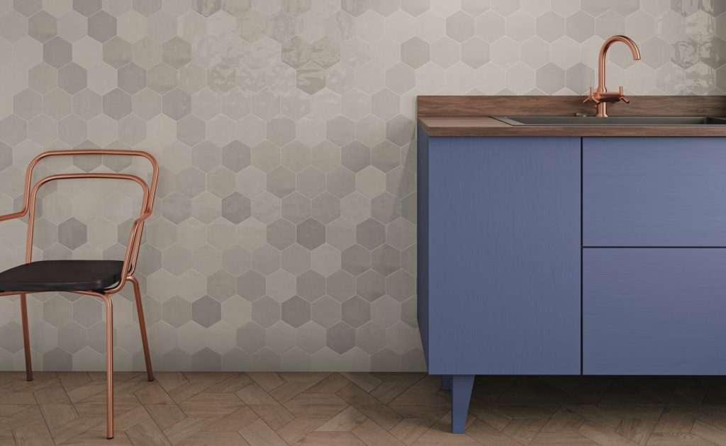 Keuken met achterwand in kleine grijze hexagonale wandtegels.