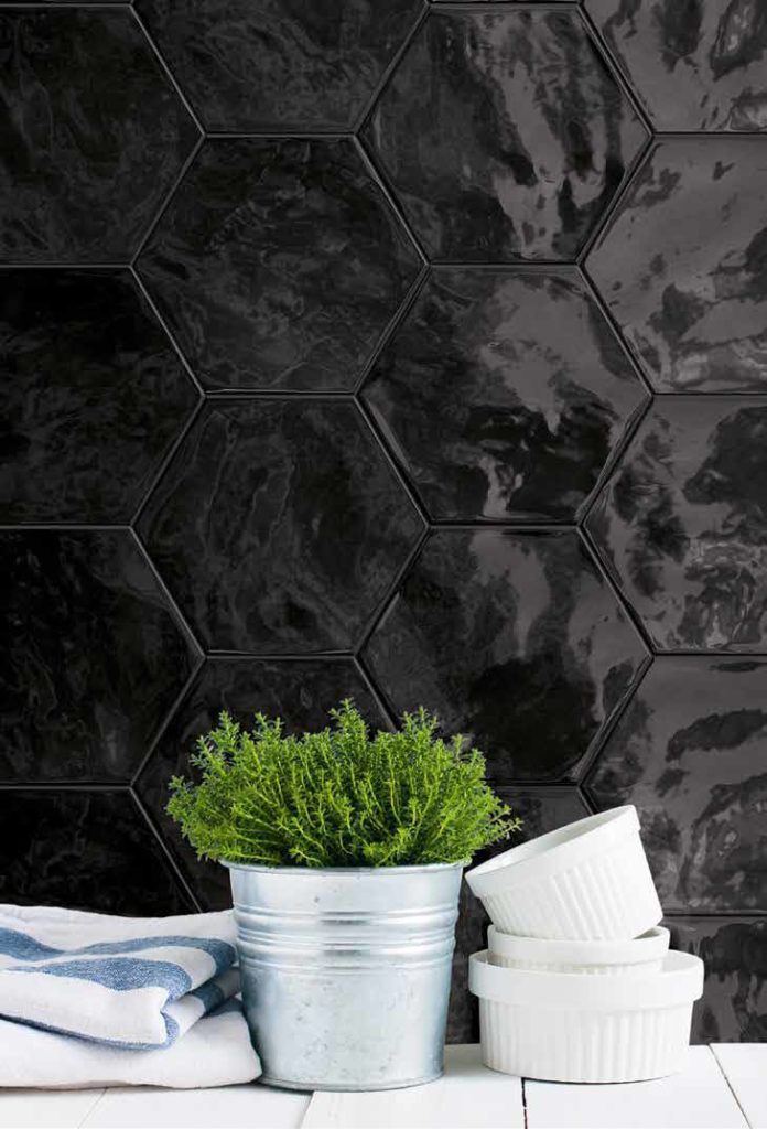 kleine zwarte zelliges als spatwand in de keuken.