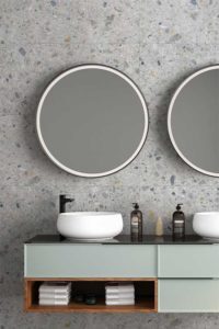 Badkamer muur met ceppo tegels met geel en blauw accenten in 60x120cm.