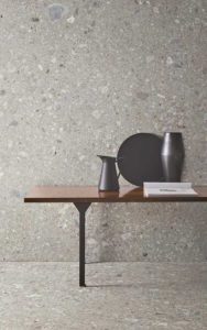 Keuken met grijze keramische ceppo di gres tegels in verschillende formaten.