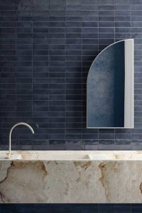 Moderne badkamer met donker blauwe wandtegels 5x15cm in combinatie met een bruin marmer wasbak