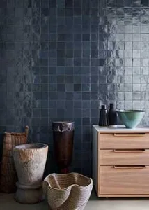 Donker blauwe wandtegels voor een donker boho chic interieur. Kom langs naar ons tegelhuis in West Vlaanderen en ontdek onze volledige collectie keramische zelliges.