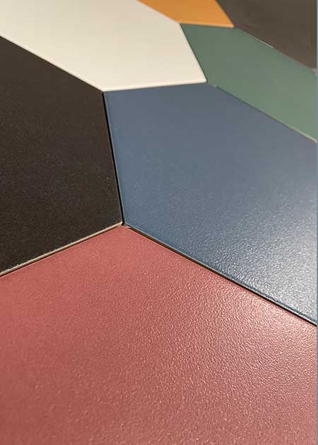 Hexagon tegels in verschillende kleuren voor vloer en wand.