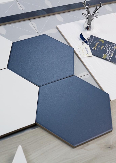 Hexagon tegels voor de vloer en wand in wit en marine blauw