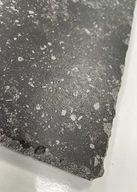 Keramische blauwsteenlook tegels 20x20cm met verouderde antico kanten.