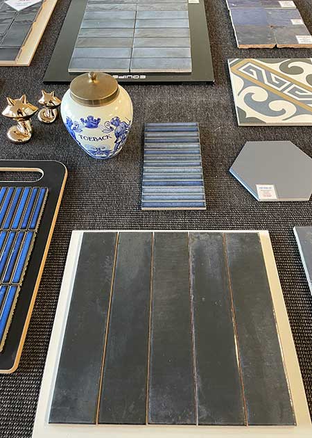Moodboard met de verschillende donker blauwe wandtegels te koop bij Top Tegel 04 in West Vlaanderen. Nabij Ieper, Roeselare en Kortrijk