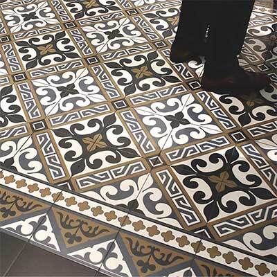Deze patroontegels 25x25cm met een koninklijkpatroon in versaille stijl bestaan zowel als tegels voor vloer en wand als in een tegeltapijt. Dit met de bijpassende hoeken en boorden.