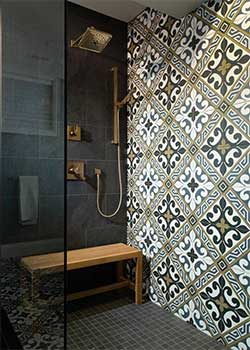 In deze inloop douche werd aan de muur gekozen voor patroontegels in koningsblauw. De patronen zijn geinspireerd op de versailles stijl