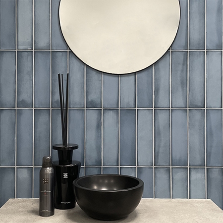 Deze jeans of denim blauwe wandtegels kunnen zowel aan de wand in de badkamer, keuken als toilet. De tegels bestaan in mat en blinkend en kunnen in de mix geplaatst worden