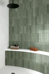 badkamer en douche muur met langwerpige keramische zelliges donker groen