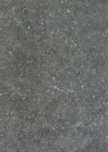 Keramische terrastegels in donker blauwsteen look met fossielen. Formaat 60x60x2cm