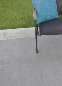 Keramische terrastegels grijs gelijnd in natuursteenlook 60x60x2cm, volkeramisch en gerectificeerd. Te koop in de tegel outlet van Top Tegel 04 nabij Ieper, Kortrijk en Roeselare