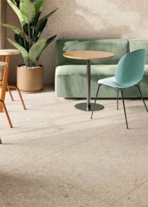 Grote keramische terrastegels in ceppo beige 80x80x2cm. Deze ceppo di gres reeks bestaat ook in 1cm dik voor binnen.