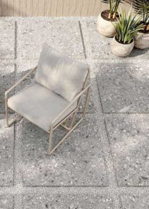 Grijze keramische terrastegels 80x80cm in ceppo look.
