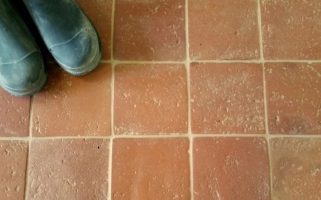 Boomse tegels zijn hangemaakte terracotta tegels in rood. In onze toonzaal nabij Ieper stellen we jou deze tegels graag voor in formaat 20x20cm
