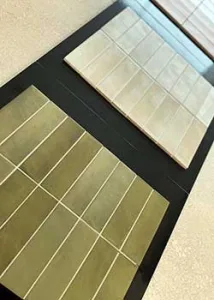 Langwerpige keramische bejmat zelliges 5x15cm verticaal geplaats in mat of blinkend. Bestaat ook in blinkend. Te koop in de tegeloutlet voor kleine wandtegels in Geluveld, West Vlaanderen.
